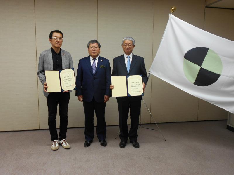 写真左：國澤名誉教授、中央：川田学長、右：酒森名誉教授の画像