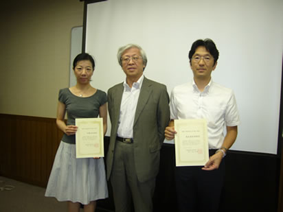 左から、加藤由花教授、石島学長、越水重臣准教授の画像