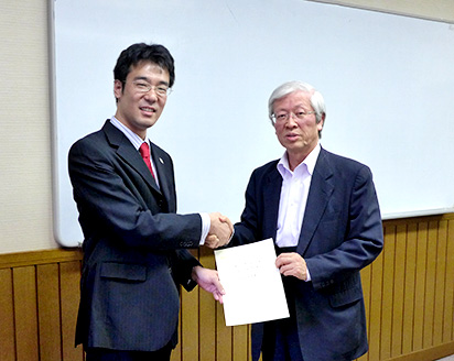 松尾徳朗教授、石島学長の画像
